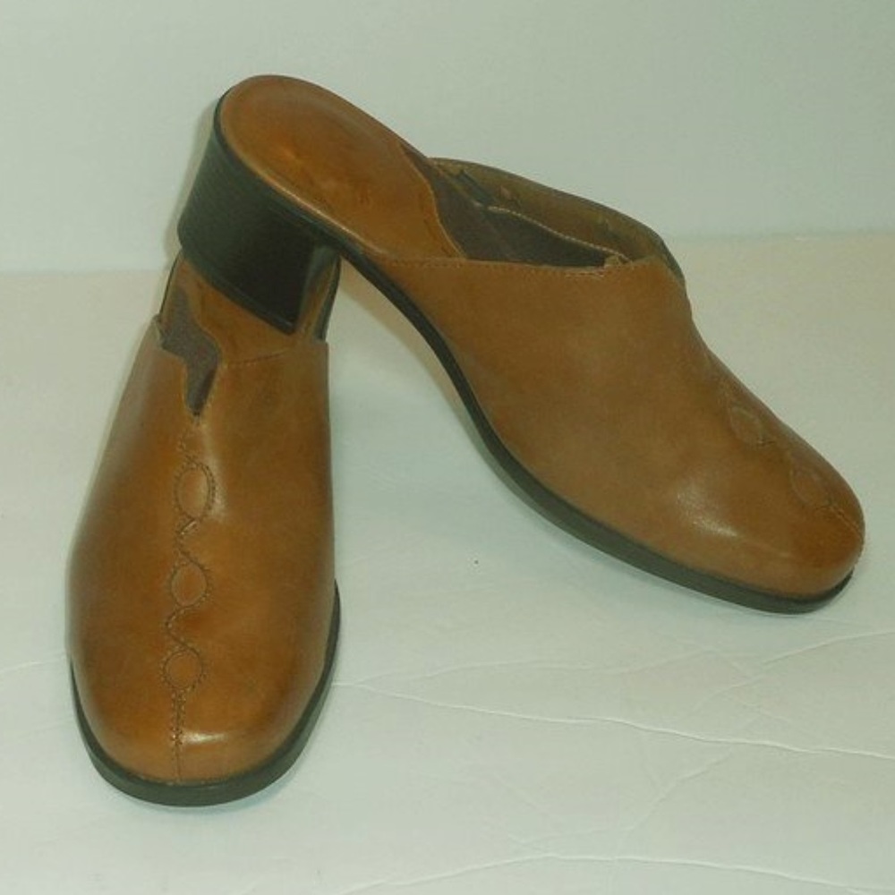 Clarks tan clogs